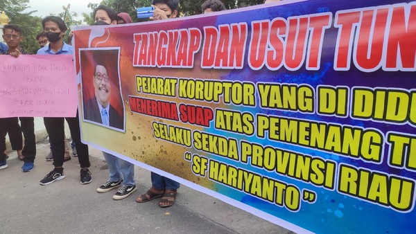 3 Pengunjukrasa Sekdaprov Riau SF Harianto Ditetapkan Tersangka 1 demo sf 1b